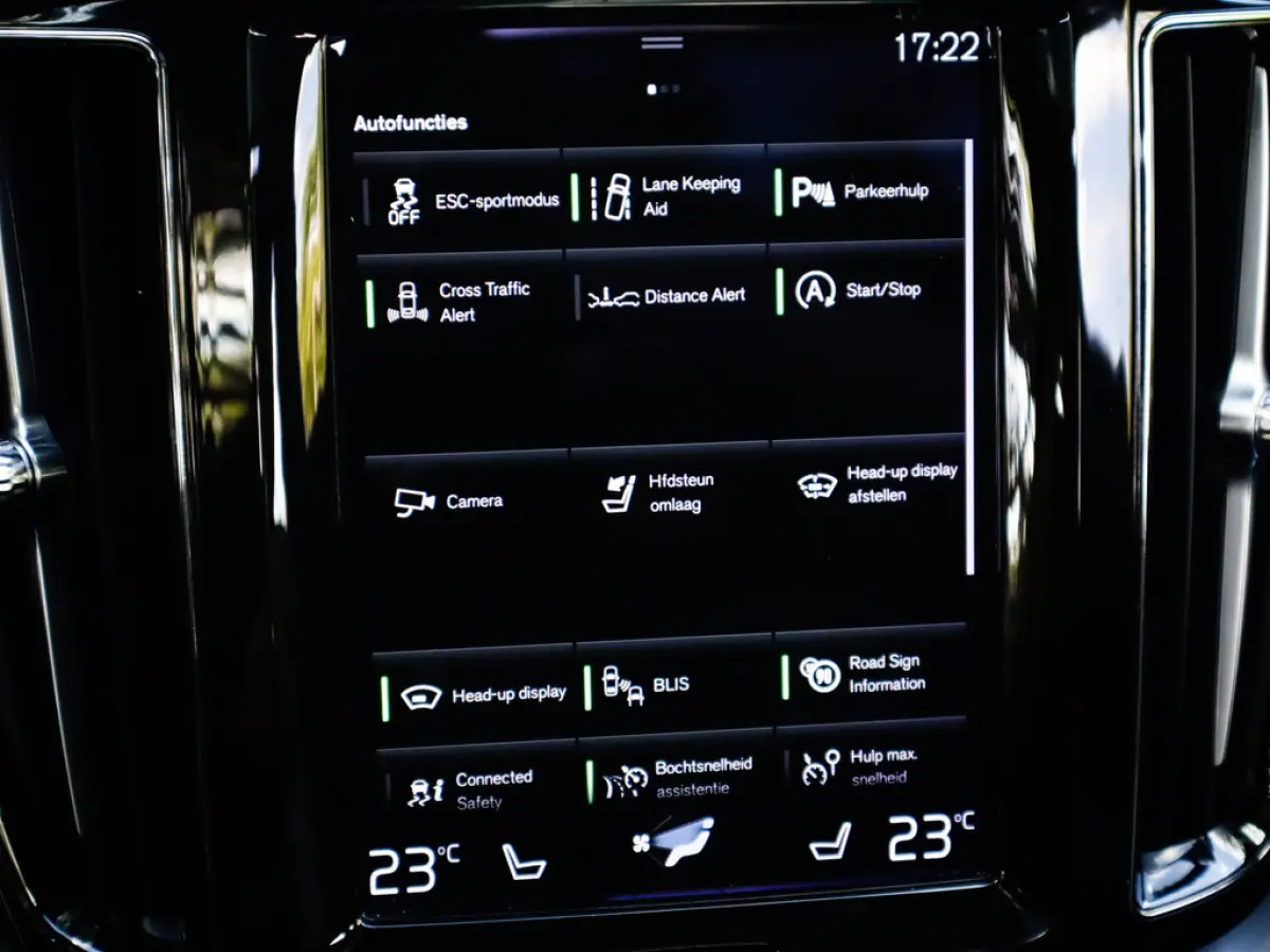 2.0 B5 Momentum Exclusive 1e-Eig. & Keurig-Onderh. BOVAG-Garantie. NL-Auto.