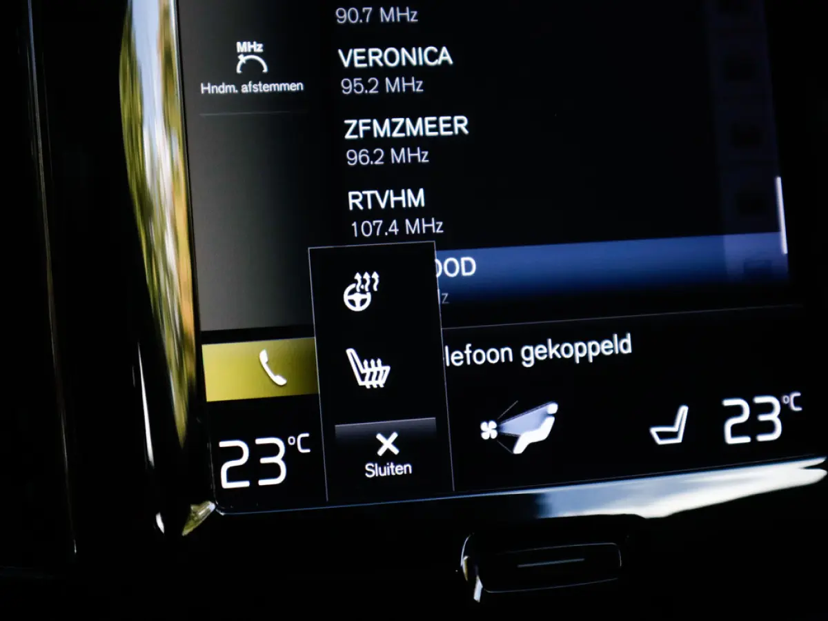 2.0 B5 Momentum Exclusive 1e-Eig. & Keurig-Onderh. BOVAG-Garantie. NL-Auto.