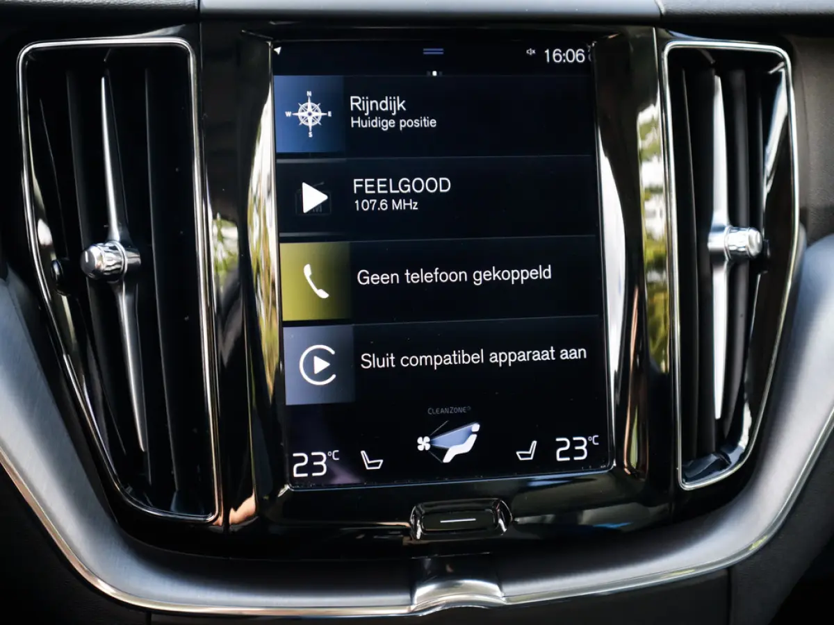 2.0 B5 Momentum Exclusive 1e-Eig. & Keurig-Onderh. BOVAG-Garantie. NL-Auto.