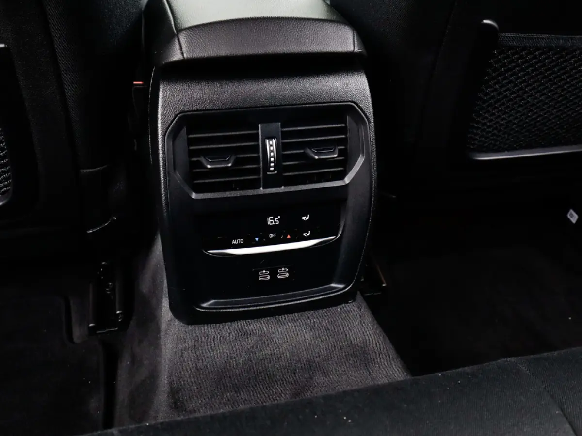 320i Business Edition 1e-Eig. & Dealer-Onderh. BOVAG-Garantie. NL-Auto.