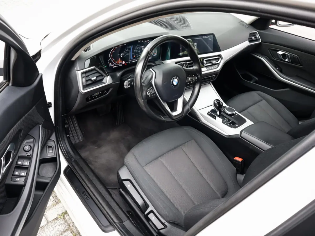 320i Business Edition 1e-Eig. & Dealer-Onderh. BOVAG-Garantie. NL-Auto.