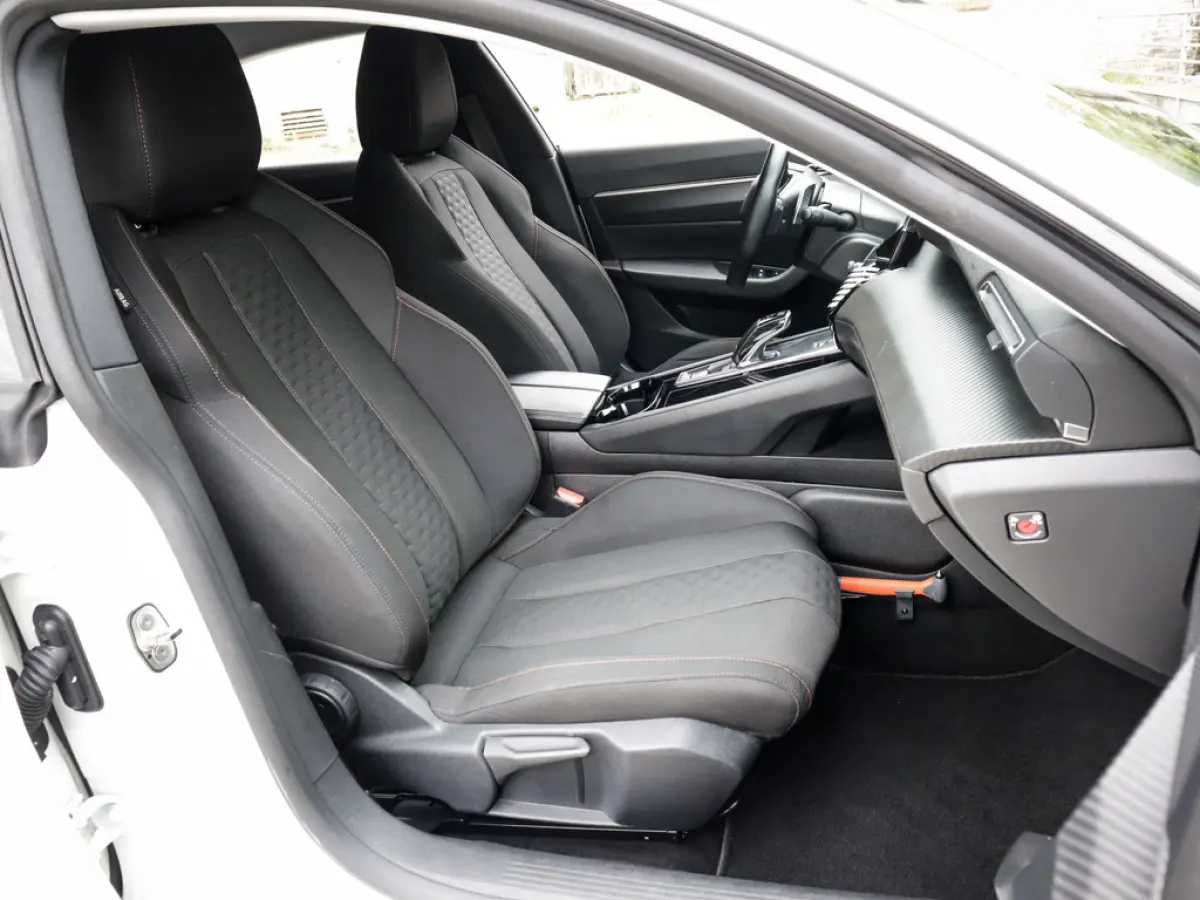 1.2 PureTech Active Pack Business 1e-Eig. & Dealer-Onderh. BOVAG-Garantie. NL-Auto.