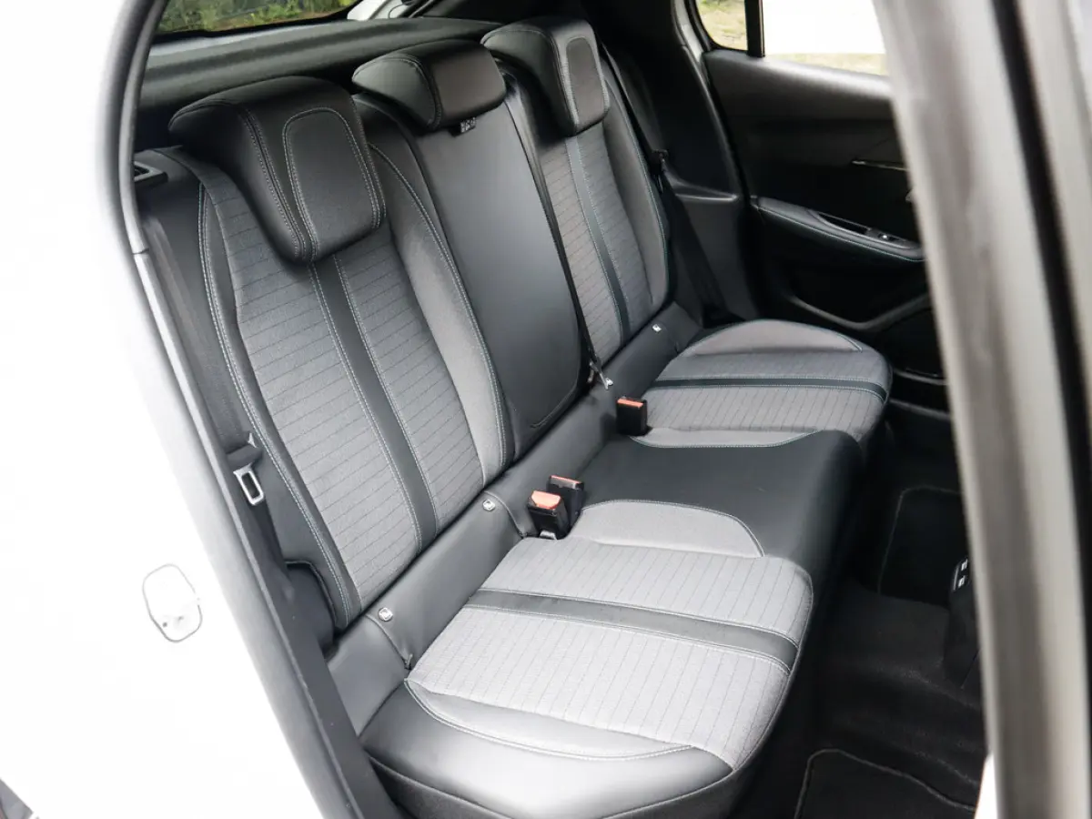 1.2 PureTech 100 Allure 1e-Eig. & Dealer-Onderh. BOVAG-Garantie. NL-Auto.