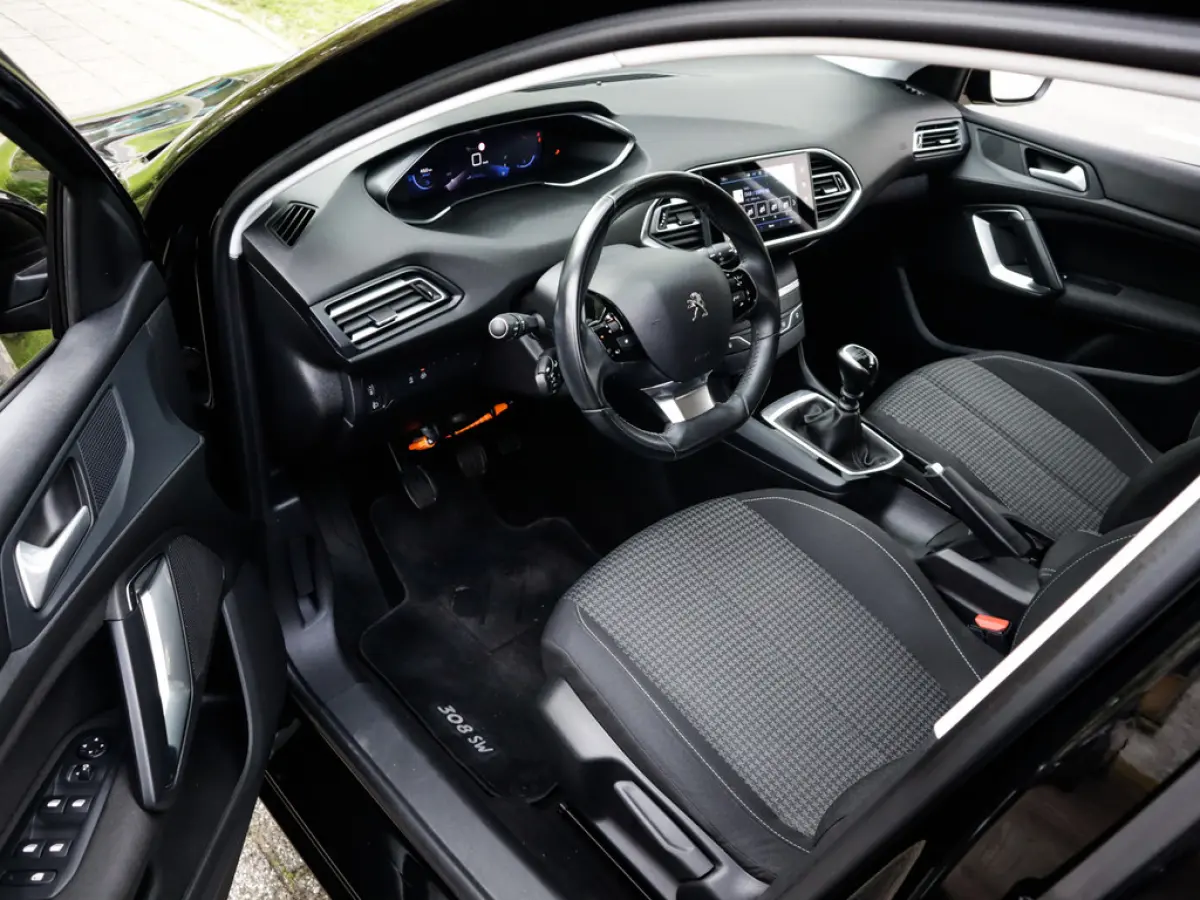 1.2 PureTech Blue Lease Active 1e-Eig. & Keurig-Onderh. BOVAG-Garantie. NL-Auto.