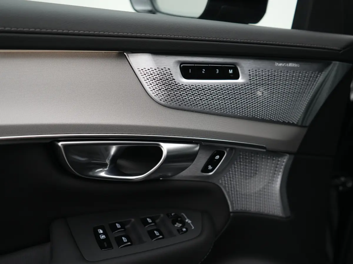 T8 Recharge AWD Ultra Black Edition Executive | Full Options | Luchtvering | Bowers & Wilkins | 360° | Head-Up | Massage | Ventilatie | Panoramadak | Trekhaak