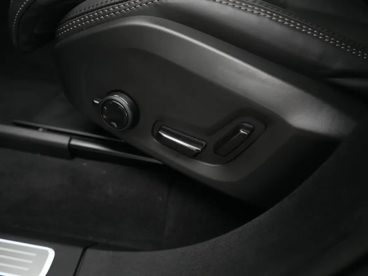 T8 Recharge AWD Ultra Black Edition Executive | Full Options | Luchtvering | Bowers & Wilkins | 360° | Head-Up | Massage | Ventilatie | Panoramadak | Trekhaak