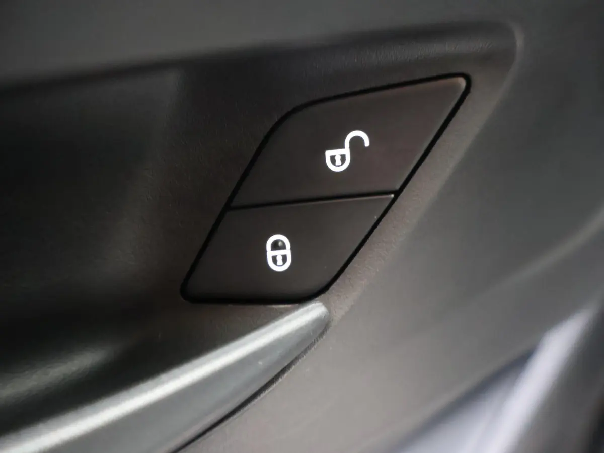 317 CDI | Aut. | L2 H1 | Dubbele Cabine | Trekhaak | Parkeercamera | Cruise Control | 5-Zits | Certified