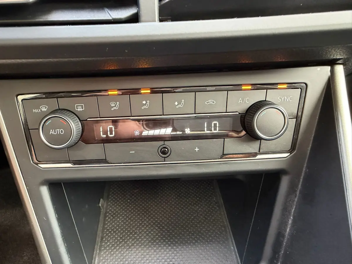 1.0 TSI R-Line,Panoramadak,Virtual,NL auto,Apple Carplay,Camera,Cruise Control