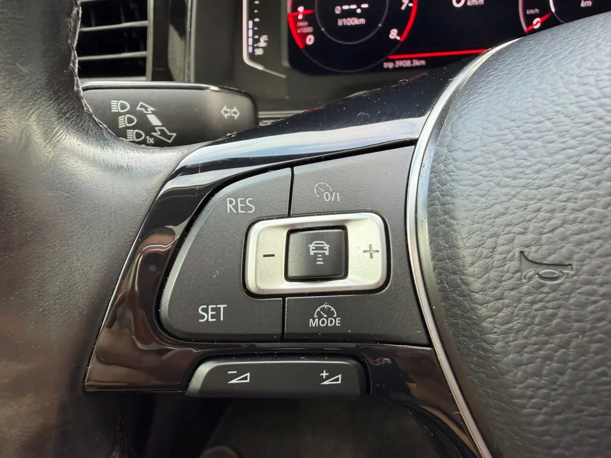 1.0 TSI R-Line,Panoramadak,Virtual,NL auto,Apple Carplay,Camera,Cruise Control
