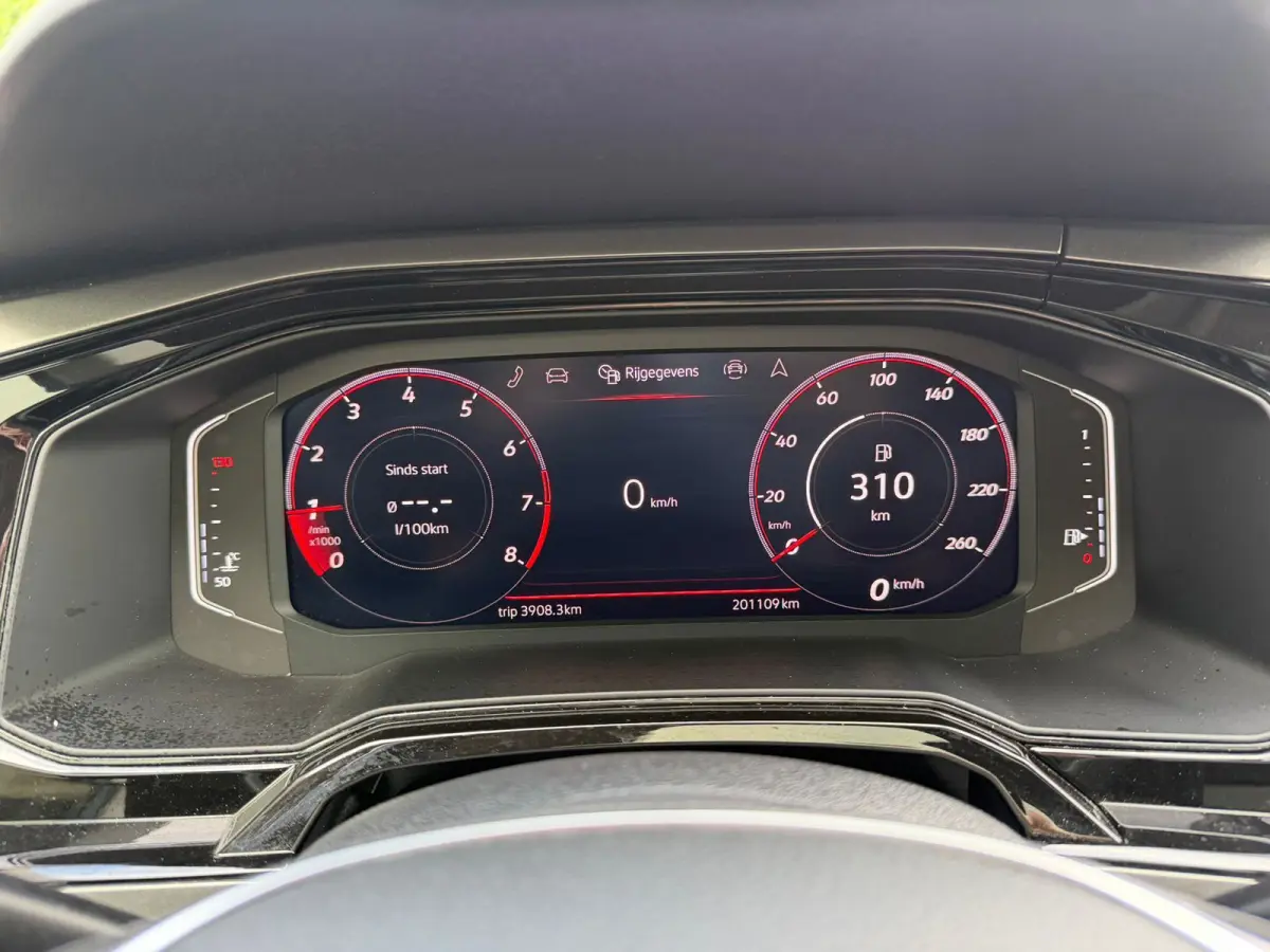 1.0 TSI R-Line,Panoramadak,Virtual,NL auto,Apple Carplay,Camera,Cruise Control