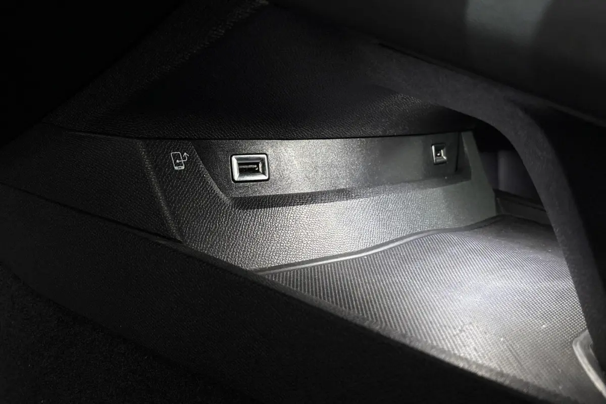 1.2 PureTech Allure Pack Business / Camera / LED / Adaptieve Cruise / Navigatie