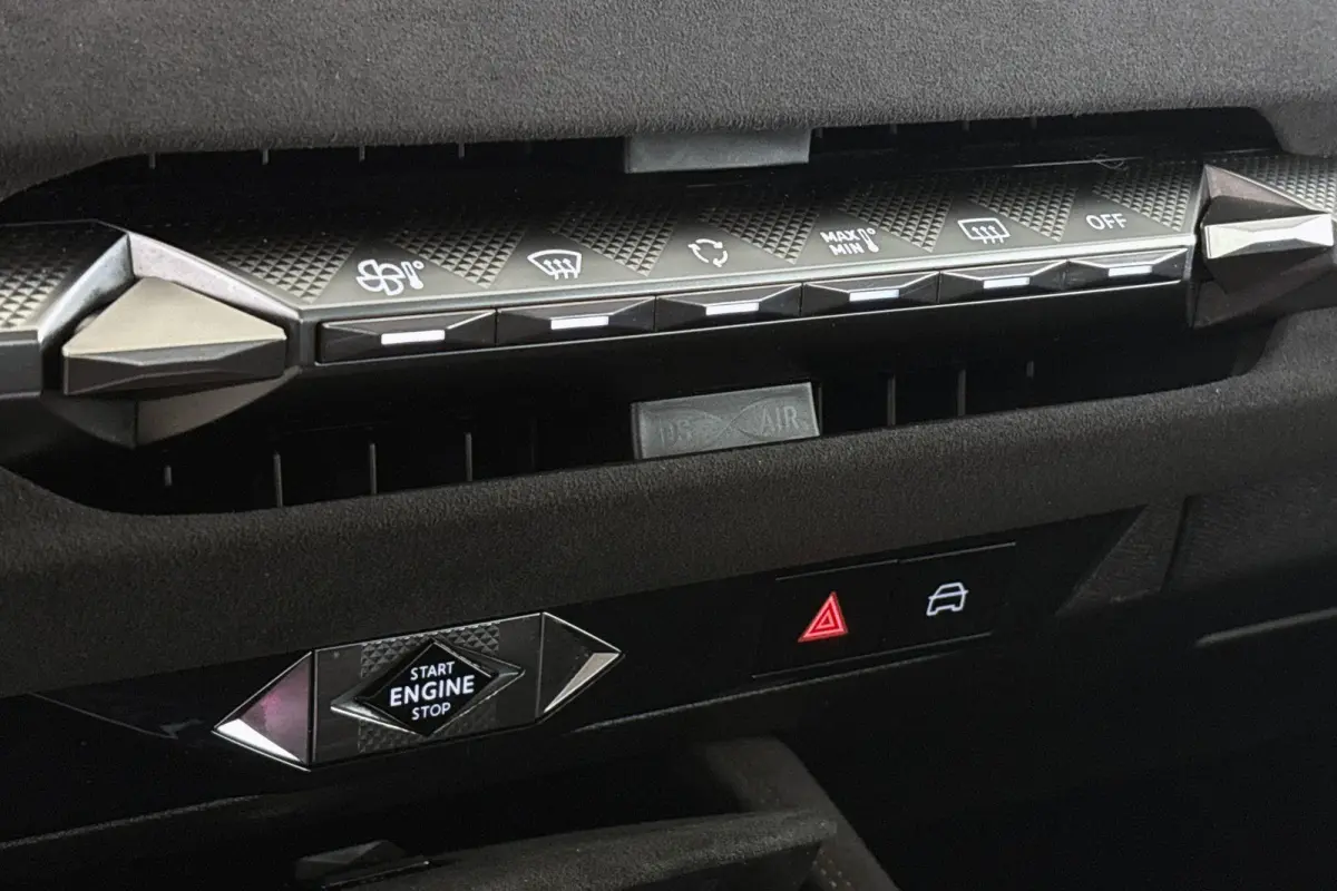 1.2 PureTech Performance Line Automaat Stoel-Stuurverwarming Apple CarPlay All Season Banden
