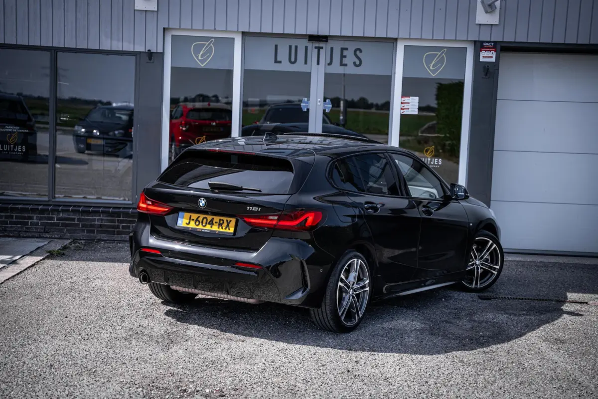 118i M-Sport NL-auto|Pano-dak|Leder|Camera|Carplay|Stoelverw.|1e-eig.|Dealeronderhouden