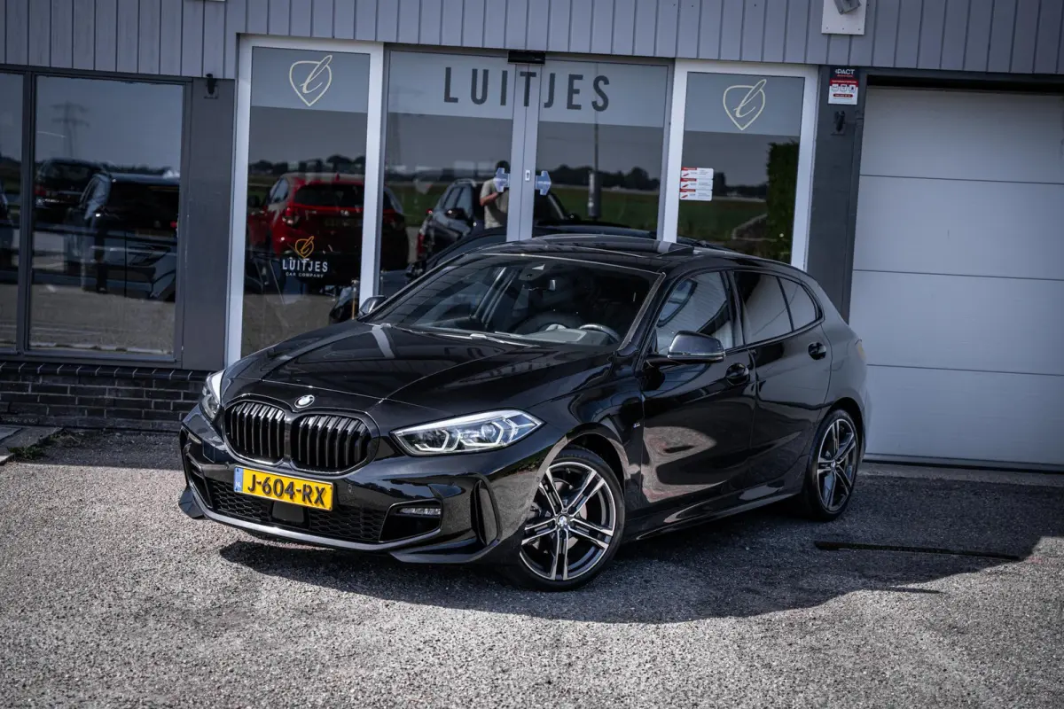118i M-Sport NL-auto|Pano-dak|Leder|Camera|Carplay|Stoelverw.|1e-eig.|Dealeronderhouden