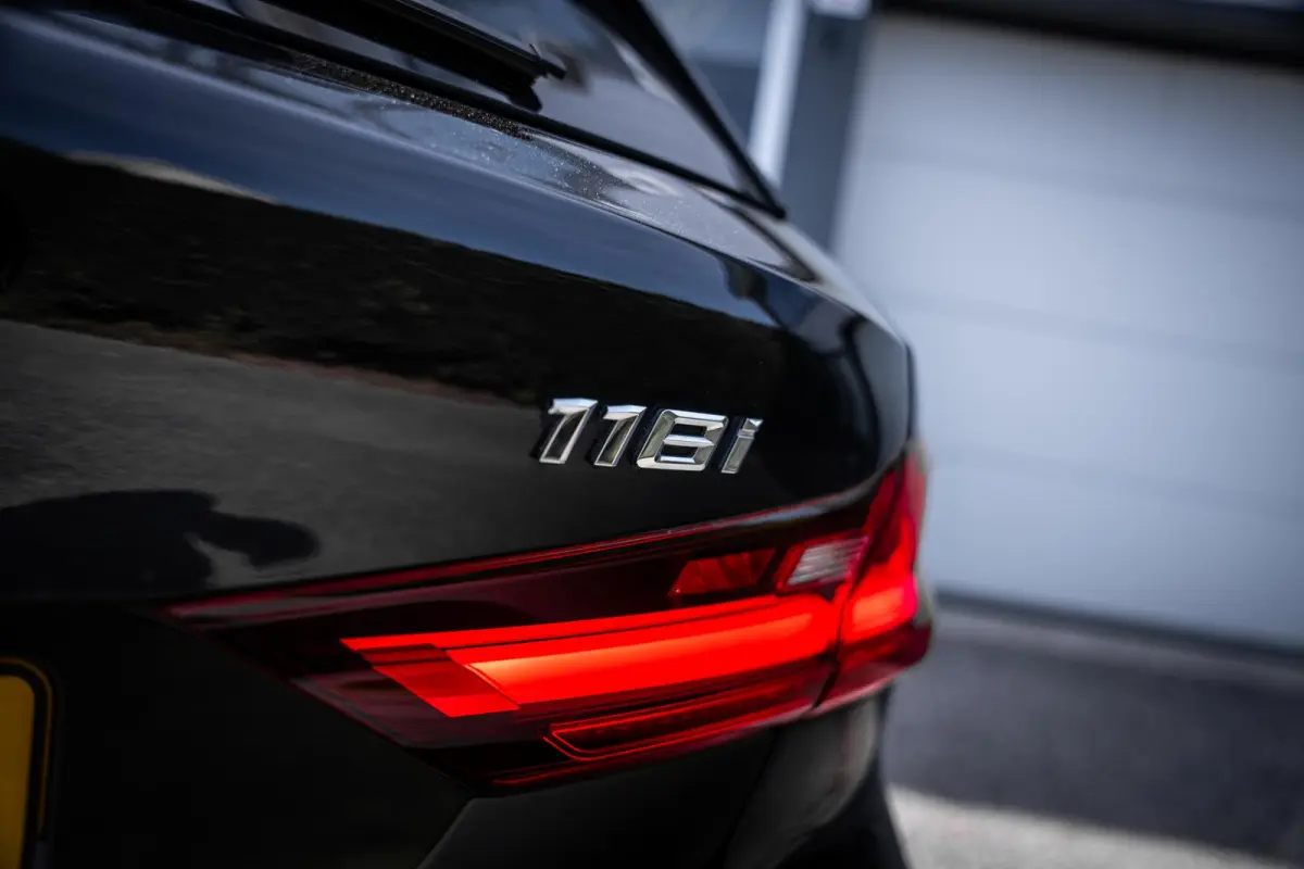 118i M-Sport NL-auto|Pano-dak|Leder|Camera|Carplay|Stoelverw.|1e-eig.|Dealeronderhouden