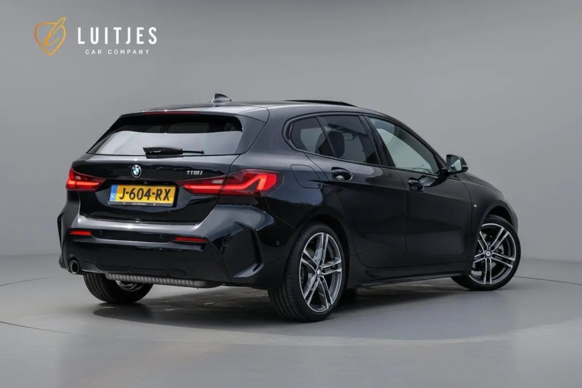 118i M-Sport NL-auto|Pano-dak|Leder|Camera|Carplay|Stoelverw.|1e-eig.|Dealeronderhouden