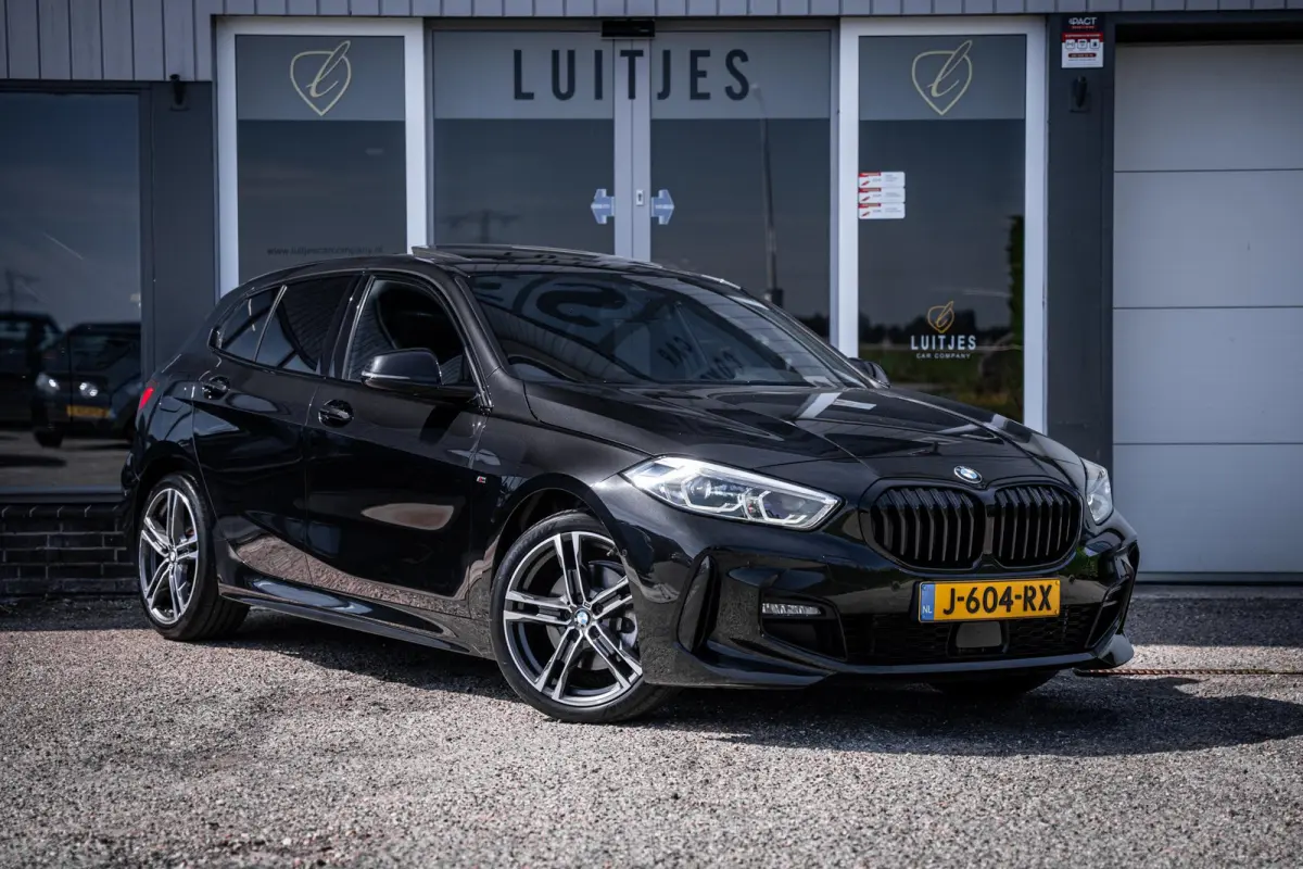 118i M-Sport NL-auto|Pano-dak|Leder|Camera|Carplay|Stoelverw.|1e-eig.|Dealeronderhouden