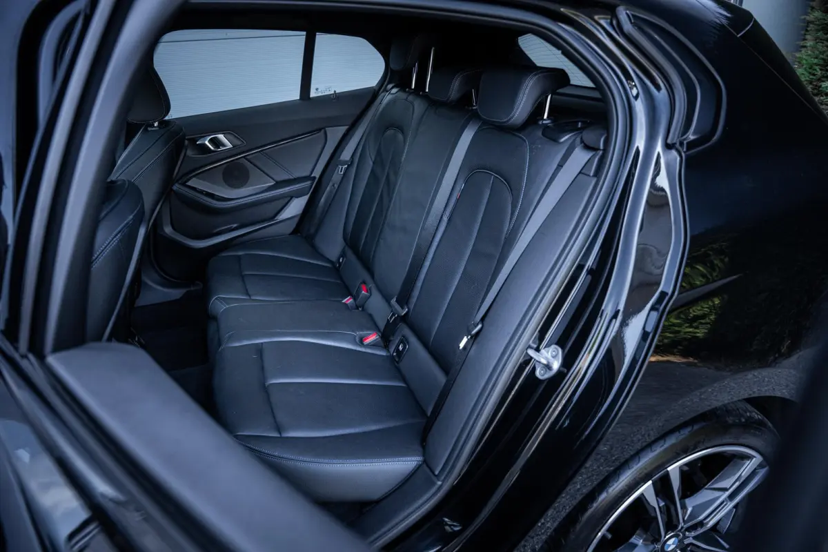 118i M-Sport NL-auto|Pano-dak|Leder|Camera|Carplay|Stoelverw.|1e-eig.|Dealeronderhouden