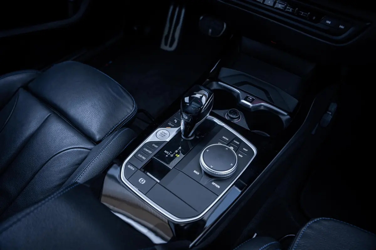118i M-Sport NL-auto|Pano-dak|Leder|Camera|Carplay|Stoelverw.|1e-eig.|Dealeronderhouden