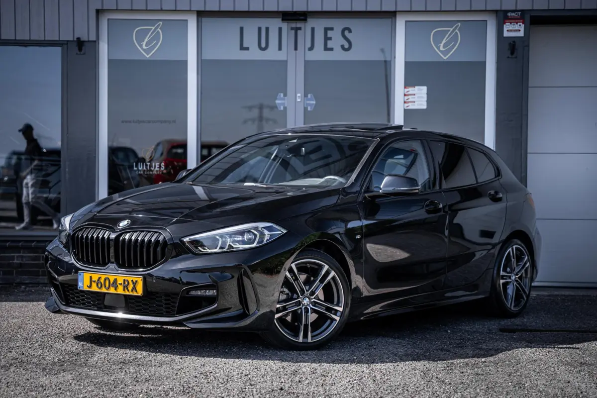 118i M-Sport NL-auto|Pano-dak|Leder|Camera|Carplay|Stoelverw.|1e-eig.|Dealeronderhouden