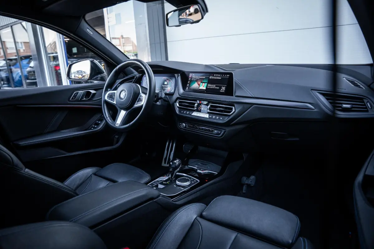 118i M-Sport NL-auto|Pano-dak|Leder|Camera|Carplay|Stoelverw.|1e-eig.|Dealeronderhouden