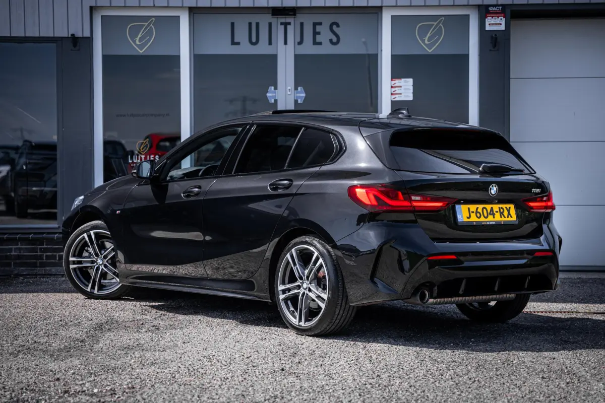 118i M-Sport NL-auto|Pano-dak|Leder|Camera|Carplay|Stoelverw.|1e-eig.|Dealeronderhouden