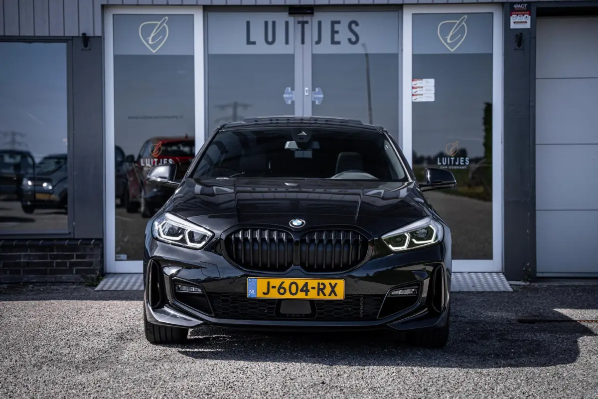 118i M-Sport NL-auto|Pano-dak|Leder|Camera|Carplay|Stoelverw.|1e-eig.|Dealeronderhouden