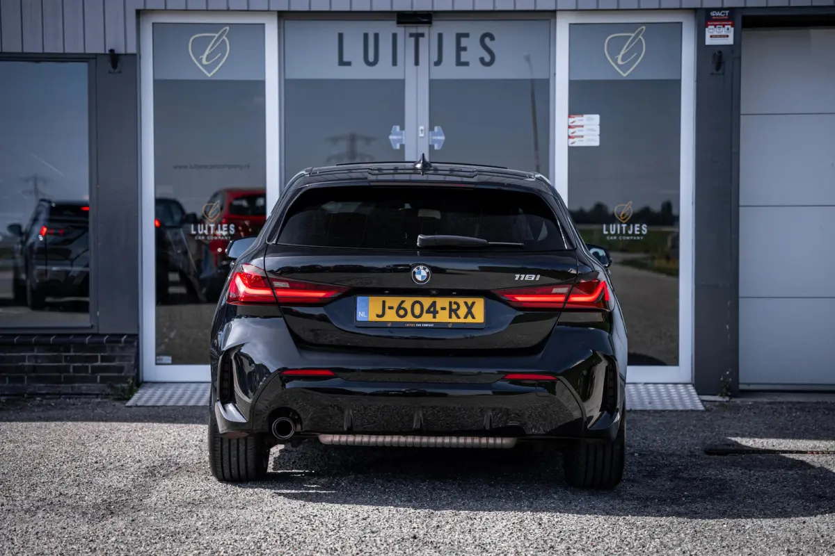118i M-Sport NL-auto|Pano-dak|Leder|Camera|Carplay|Stoelverw.|1e-eig.|Dealeronderhouden