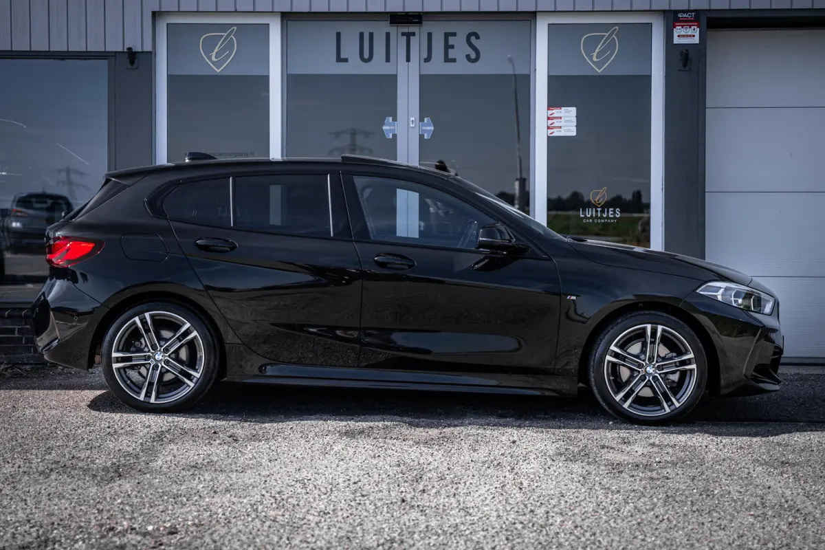 118i M-Sport NL-auto|Pano-dak|Leder|Camera|Carplay|Stoelverw.|1e-eig.|Dealeronderhouden