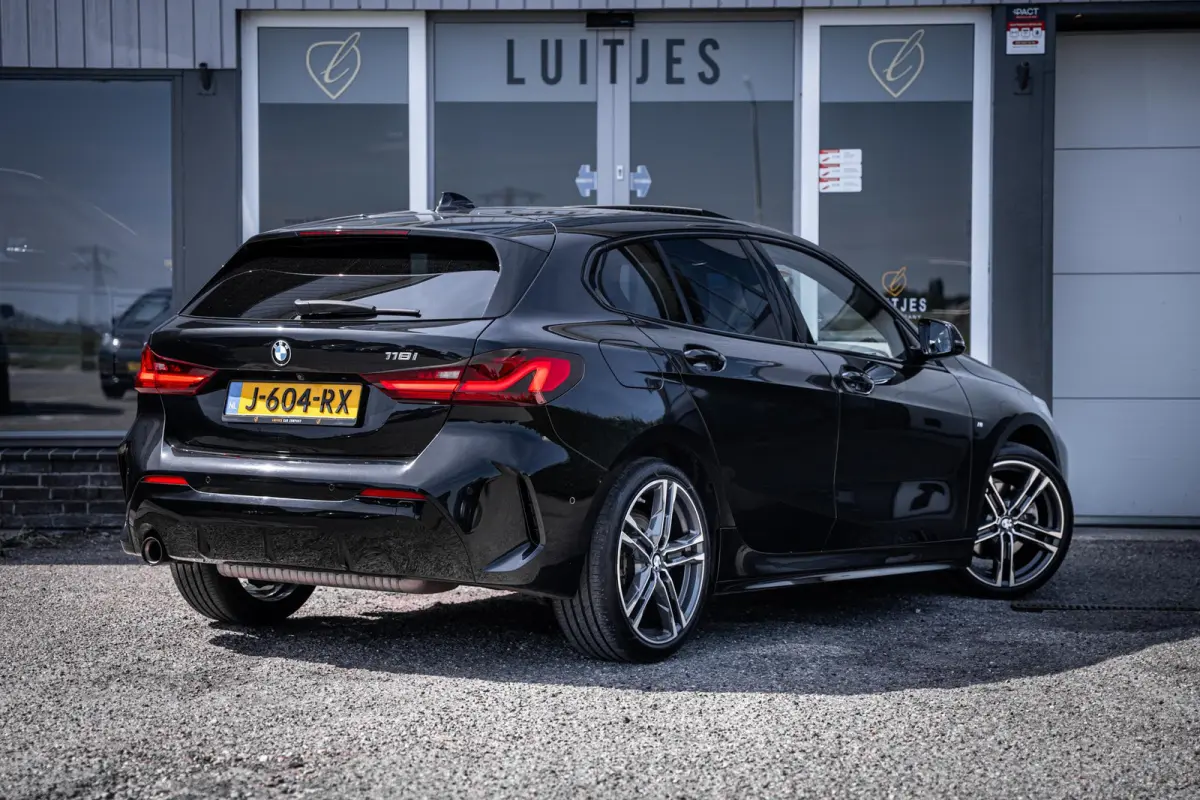 118i M-Sport NL-auto|Pano-dak|Leder|Camera|Carplay|Stoelverw.|1e-eig.|Dealeronderhouden