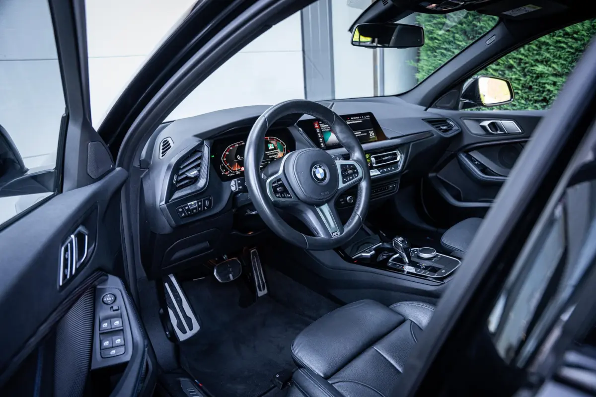 118i M-Sport NL-auto|Pano-dak|Leder|Camera|Carplay|Stoelverw.|1e-eig.|Dealeronderhouden