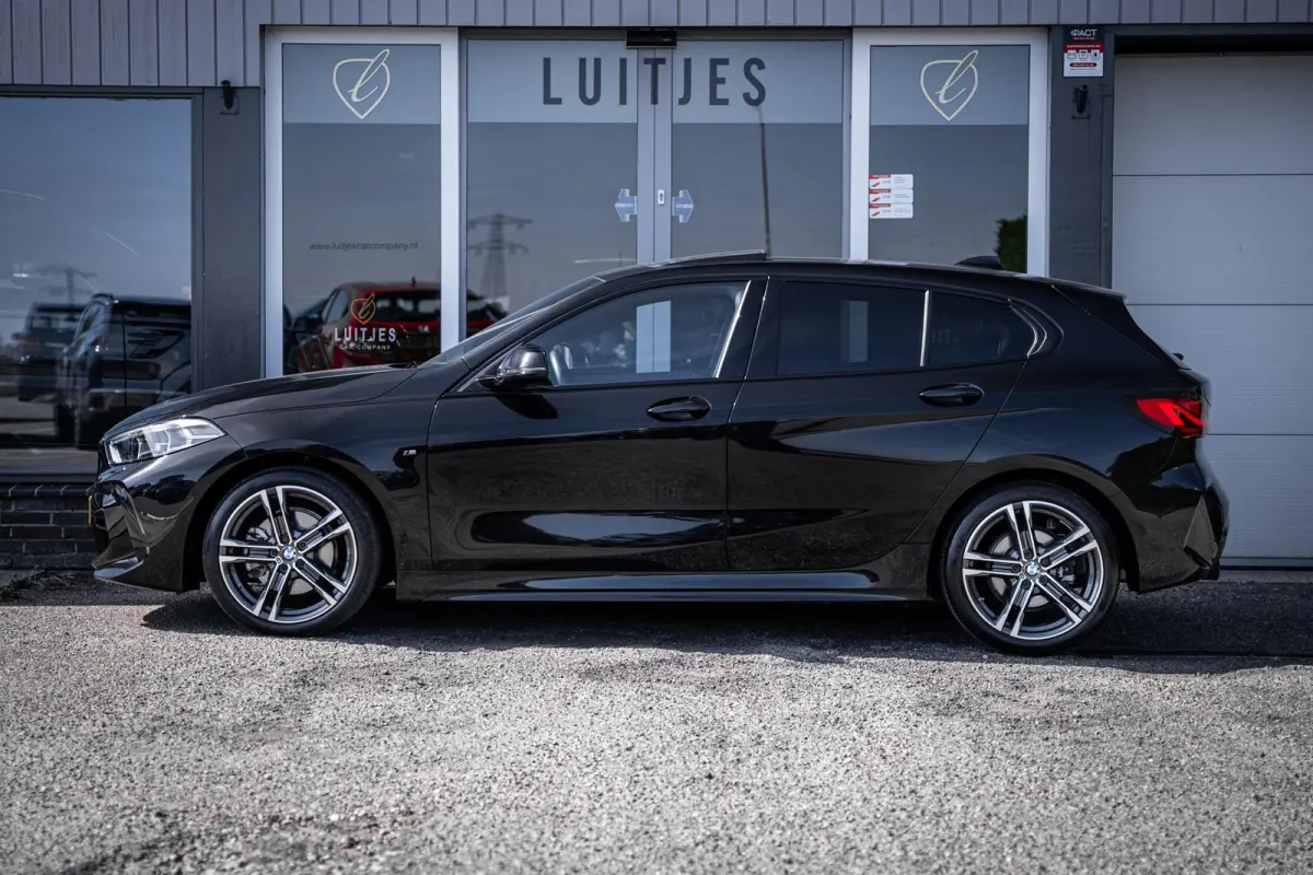 118i M-Sport NL-auto|Pano-dak|Leder|Camera|Carplay|Stoelverw.|1e-eig.|Dealeronderhouden