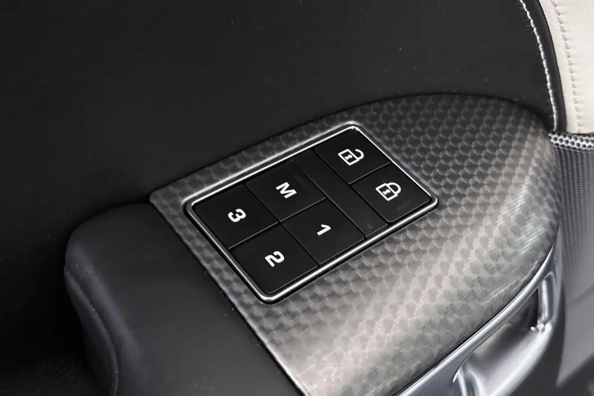 P400e HSE Dynamic Stealth Pano Trekhaak Stoel-Stuurverwarming Luchtvering 21" Velgen