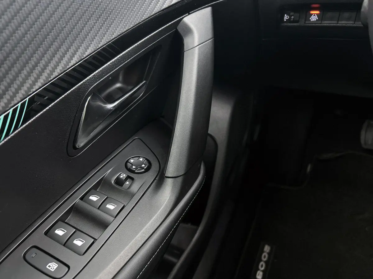 SUV Allure 130pk Automaat | Navigatie | Climate Control | Cruise Control | Parkeersensoren | Keyless | Led koplampen | Armsteun | Apple Carplay / Android Auto | Bluetooth | DAB+ radio | Stof