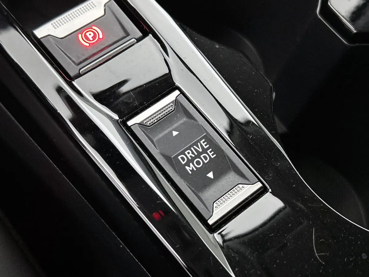 SUV Allure 130pk Automaat | Navigatie | Climate Control | Cruise Control | Parkeersensoren | Keyless | Led koplampen | Armsteun | Apple Carplay / Android Auto | Bluetooth | DAB+ radio | Stof