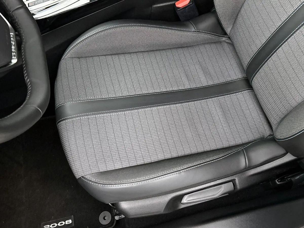 SUV Allure 130pk Automaat | Navigatie | Climate Control | Cruise Control | Parkeersensoren | Keyless | Led koplampen | Armsteun | Apple Carplay / Android Auto | Bluetooth | DAB+ radio | Stof