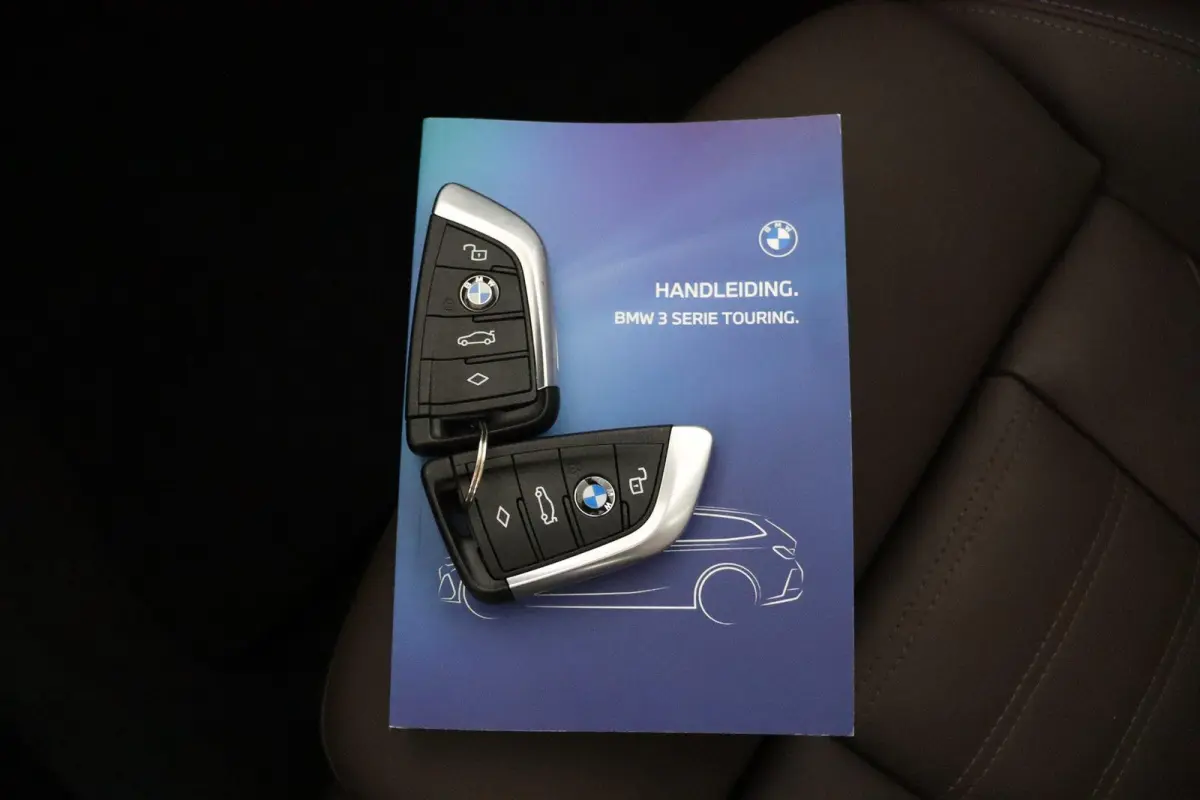 318i | M Sport Pro | Panoramadak | Trekhaak 19" | Stoelverwarming