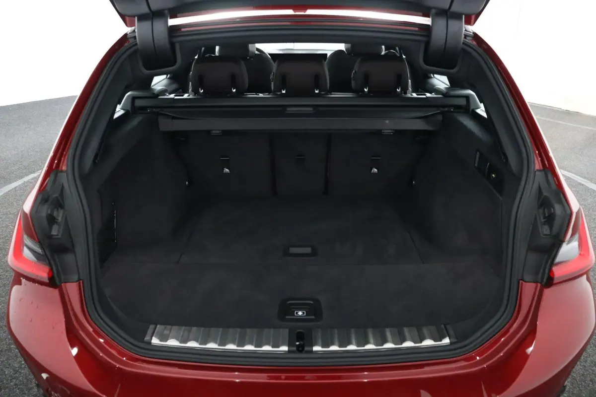 318i | M Sport Pro | Panoramadak | Trekhaak 19" | Stoelverwarming