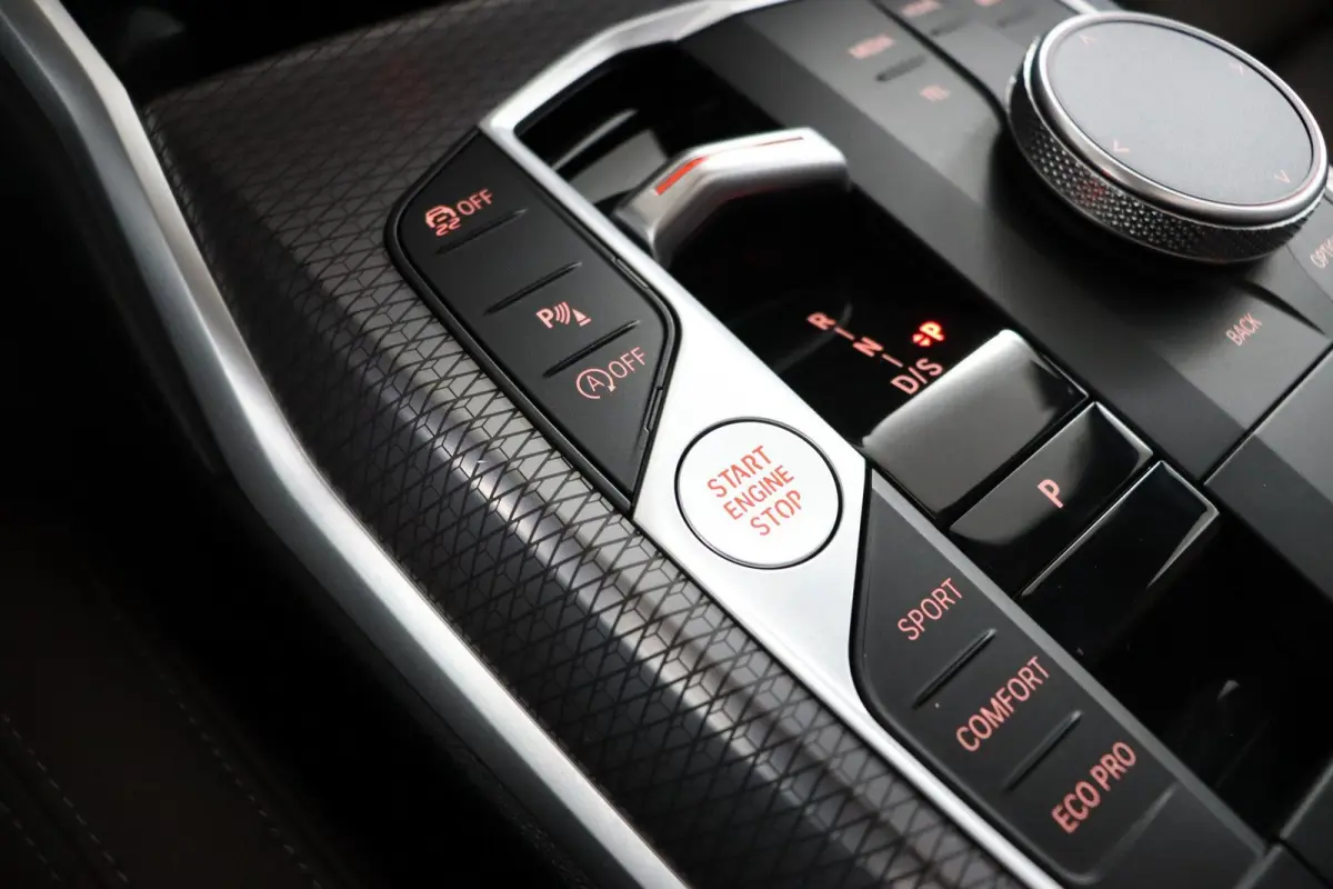 318i | M Sport Pro | Panoramadak | Trekhaak 19" | Stoelverwarming