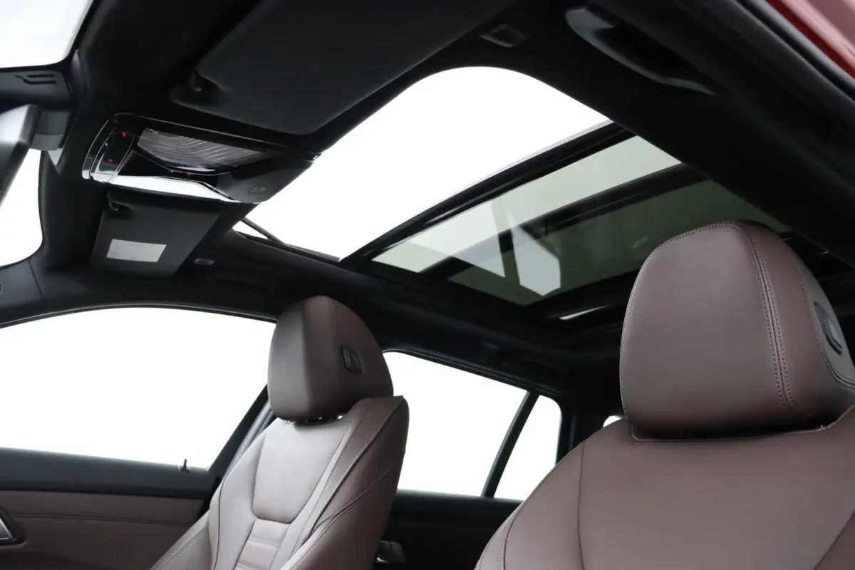 318i | M Sport Pro | Panoramadak | Trekhaak 19" | Stoelverwarming