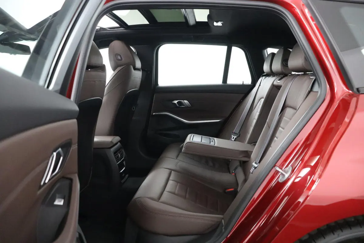 318i | M Sport Pro | Panoramadak | Trekhaak 19" | Stoelverwarming