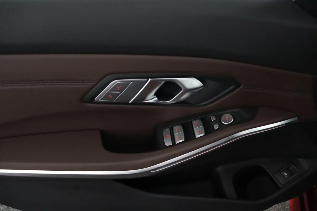 318i | M Sport Pro | Panoramadak | Trekhaak 19" | Stoelverwarming