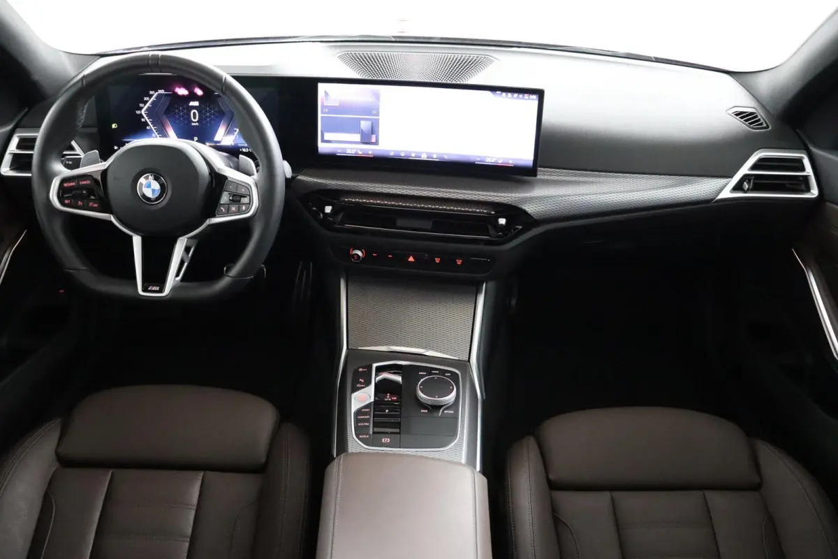 318i | M Sport Pro | Panoramadak | Trekhaak 19" | Stoelverwarming