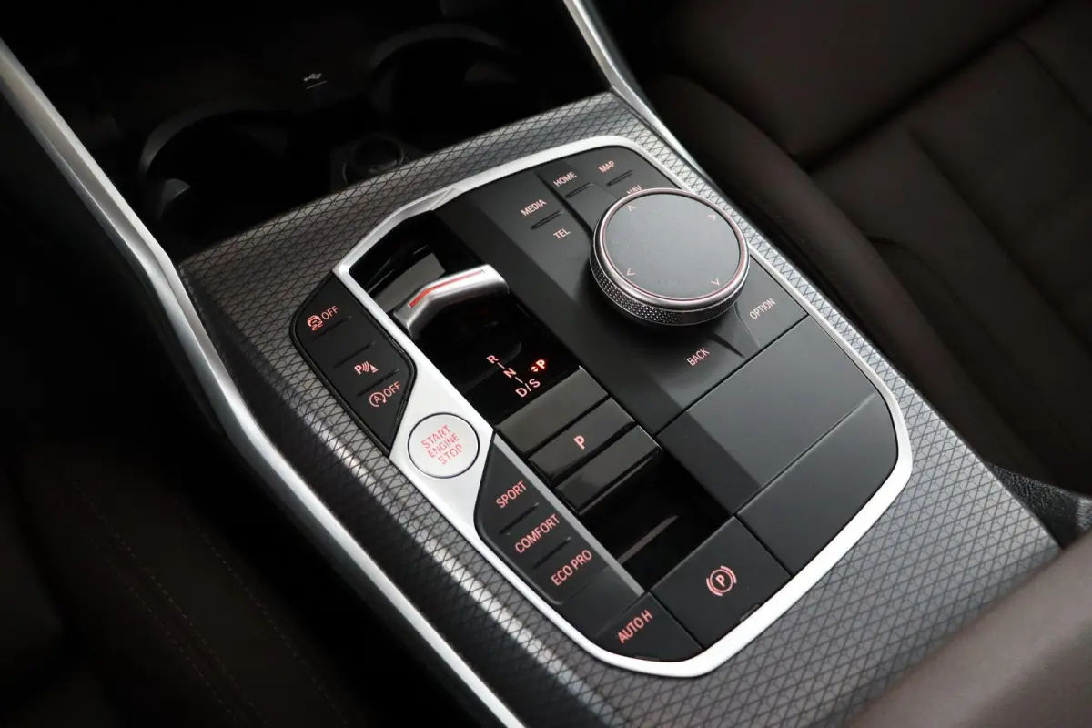 318i | M Sport Pro | Panoramadak | Trekhaak 19" | Stoelverwarming