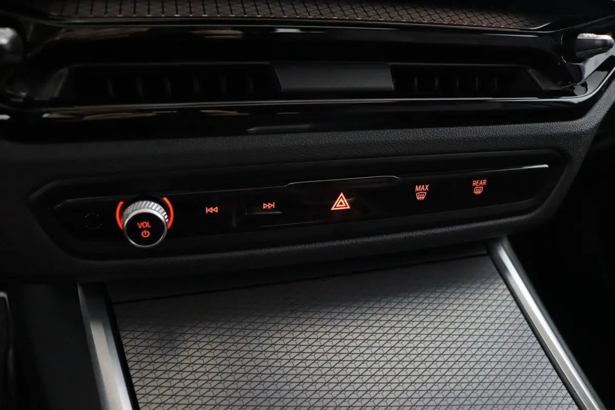 318i | M Sport Pro | Panoramadak | Trekhaak 19" | Stoelverwarming