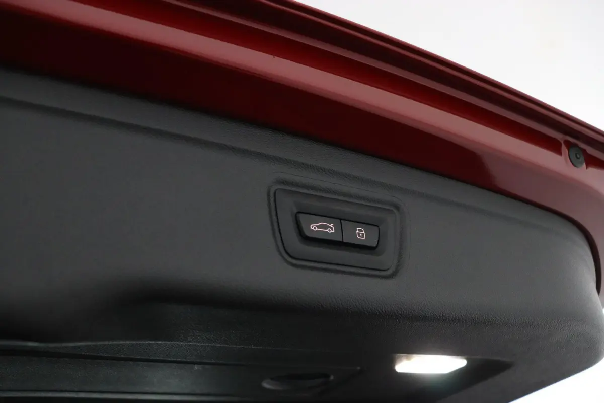 318i | M Sport Pro | Panoramadak | Trekhaak 19" | Stoelverwarming
