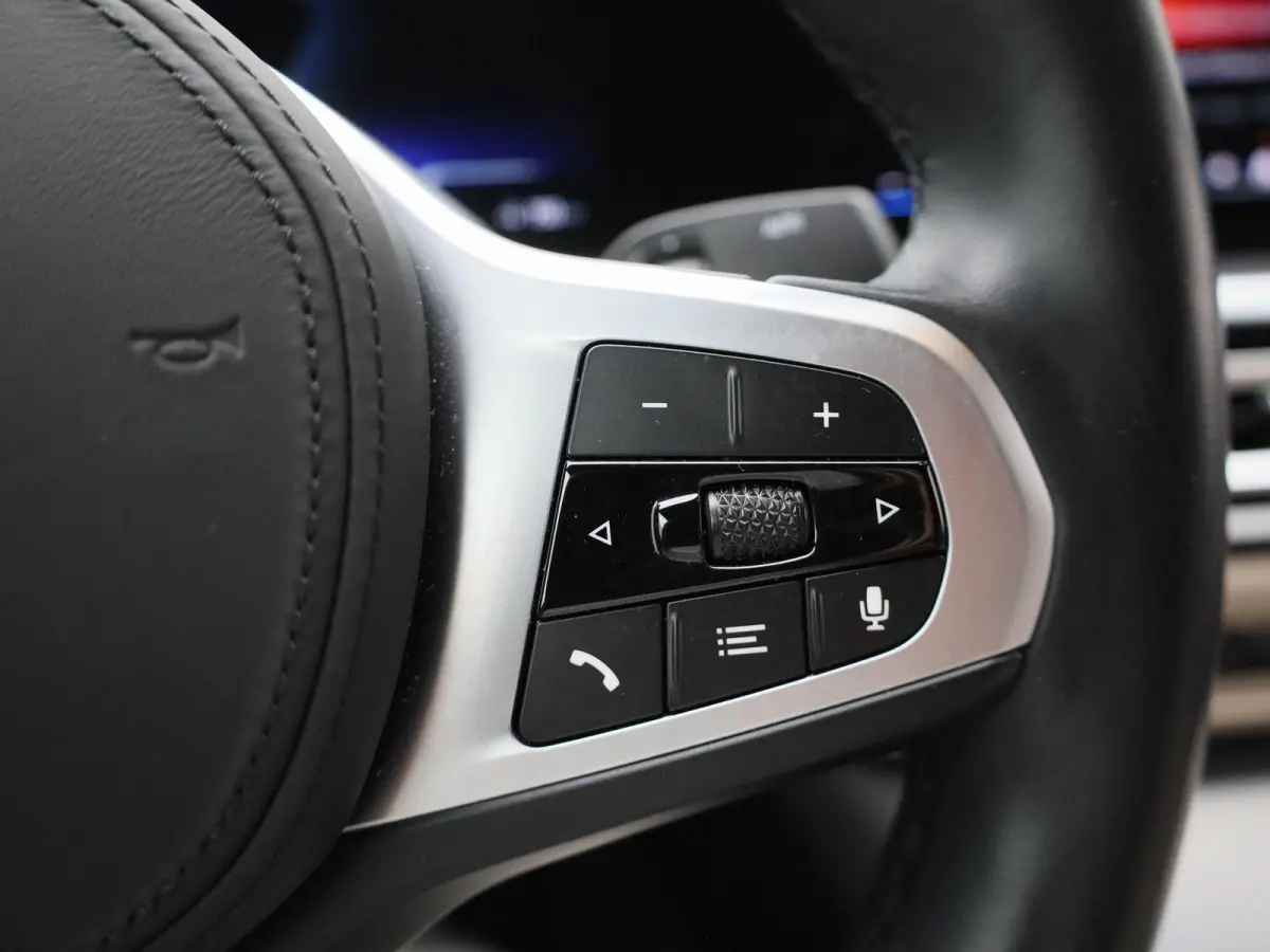 eDrive35 M-Sport 70 kWh | Panoramadak | Oyster Leder | Stoelverwarming | Apple Carplay / Android Auto | Climate Control | Adaptive Cruise Control | Camera | Virtual Cockpit | Lichtmetalen M-