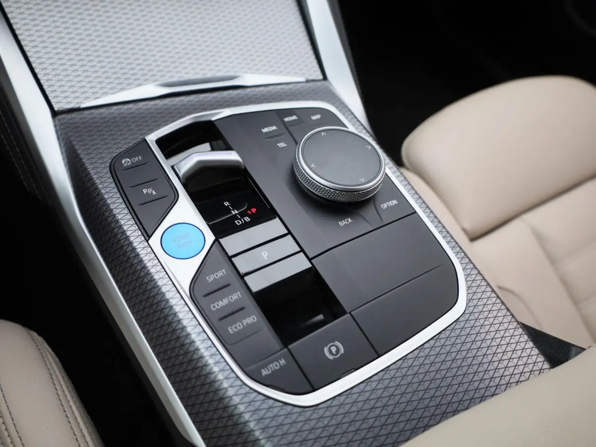 eDrive35 M-Sport 70 kWh | Panoramadak | Oyster Leder | Stoelverwarming | Apple Carplay / Android Auto | Climate Control | Adaptive Cruise Control | Camera | Virtual Cockpit | Lichtmetalen M-