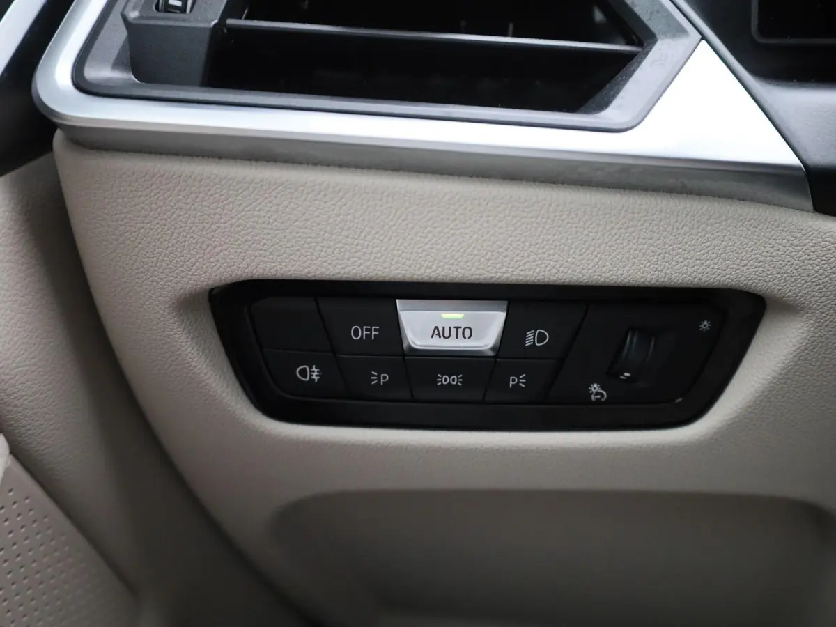 eDrive35 M-Sport 70 kWh | Panoramadak | Oyster Leder | Stoelverwarming | Apple Carplay / Android Auto | Climate Control | Adaptive Cruise Control | Camera | Virtual Cockpit | Lichtmetalen M-