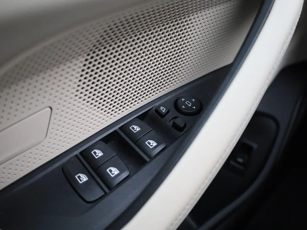 eDrive35 M-Sport 70 kWh | Panoramadak | Oyster Leder | Stoelverwarming | Apple Carplay / Android Auto | Climate Control | Adaptive Cruise Control | Camera | Virtual Cockpit | Lichtmetalen M-